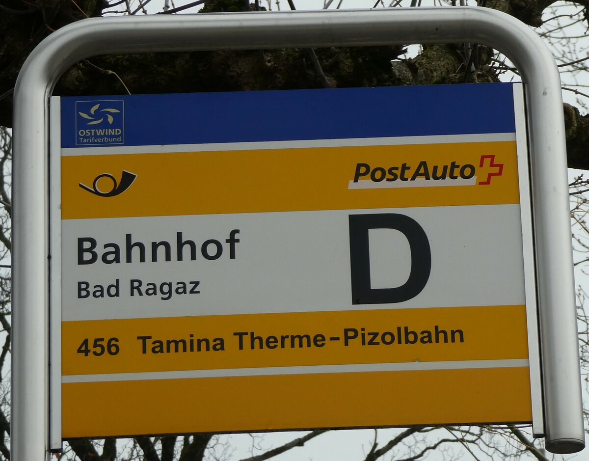 (230'552) - PostAuto-Haltestellenschild - Bad Ragaz, Bahnhof - am 12. November 2021