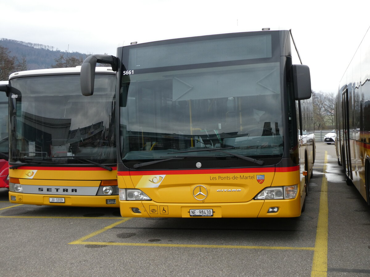 (230'607) - CarPostal Ouest - NE 98'430 - Mercedes am 13. November 2021 in Develier, Parkplatz