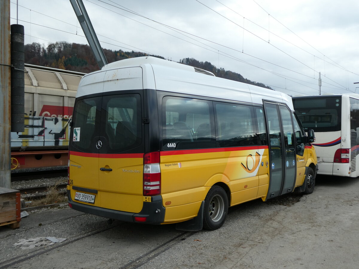 (230'698) - CarPostal Ouest - Nr. 26/VD 359'910 - Mercedes (ex Epiney, Ayer; ex PostAuto Wallis Nr. 26) am 13. November 2021 beim Bahnhof Moudon