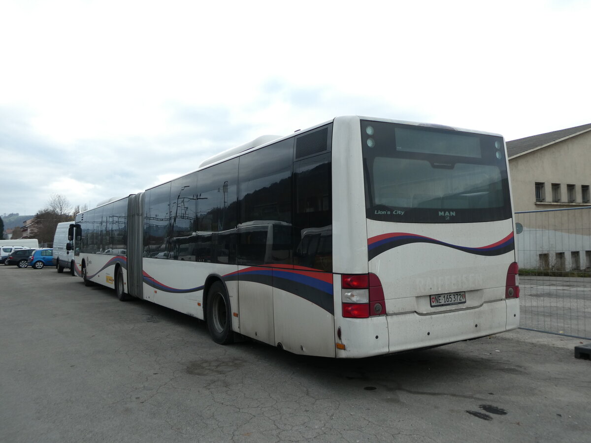 (230'700) - PostAuto Nordschweiz - NE 165'372 - MAN (ex AG 271'190) am 13. November 2021 beim Bahnhof Moudon (Einsatz CarPostal)