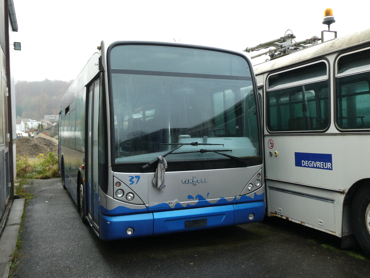 (230'748) - VMCV Clarens (Rtrobus) - Nr. 37 - Van Hool am 14. November 2021 in Faoug, Carrosserie Etter