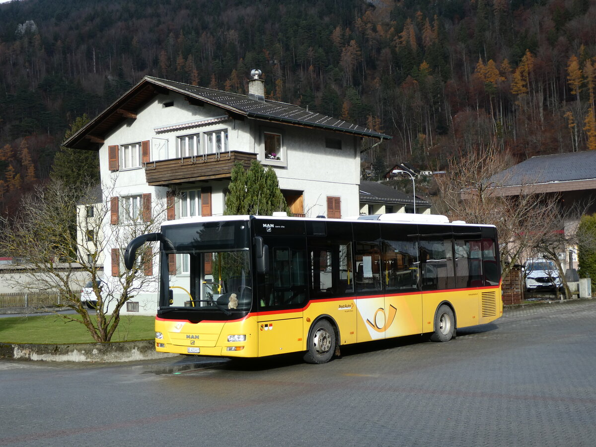 (230'932) - PostAuto Bern - BE 422'461 - MAN/Gppel (ex AVG Meiringen Nr. 61) am 27. November 2021 in Meiringen, Feuerwehrmagazin