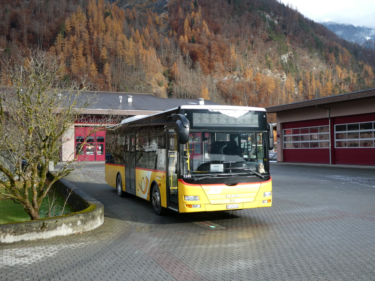 (230'934) - PostAuto Bern - BE 422'461 - MAN/Gppel (ex AVG Meiringen Nr. 61) am 27. November 2021 in Meiringen, Feuerwehrmagazin