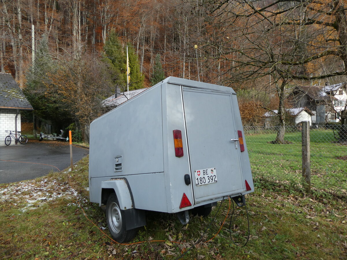 (230'938) - PostAuto Bern - BE 180'392 - Gowa Gepckanhnger (ex AVG Meiringen; ex P 30'076) am 27. November 2021 in Meiringen, Garage