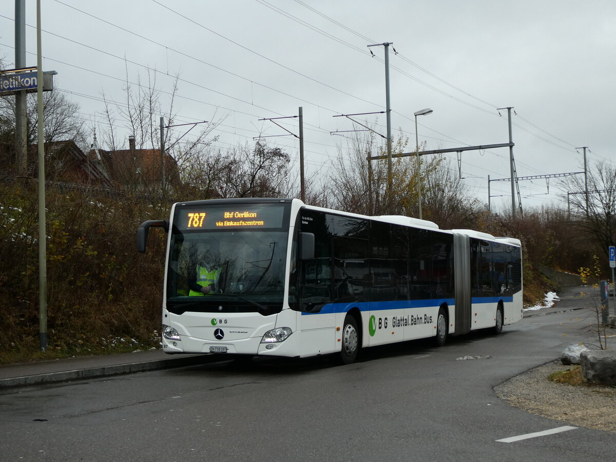 (231'107) - Welti-Furrer, Bassersdorf - Nr. 97/ZH 661'197 - Mercedes am 11. Dezember 2021 in Dietlikon, Bahnhof/Bad