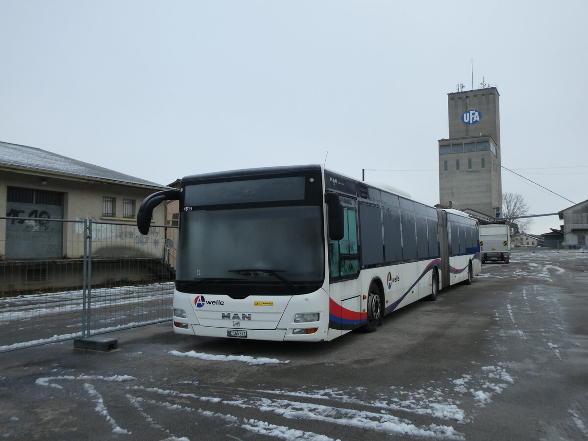 (231'133) - PostAuto Nordschweiz - NE 165'371 - MAN (ex AG 271'181) am 12. Dezember 2021 beim Bahnhof Moudon (Einsatz CarPostal)