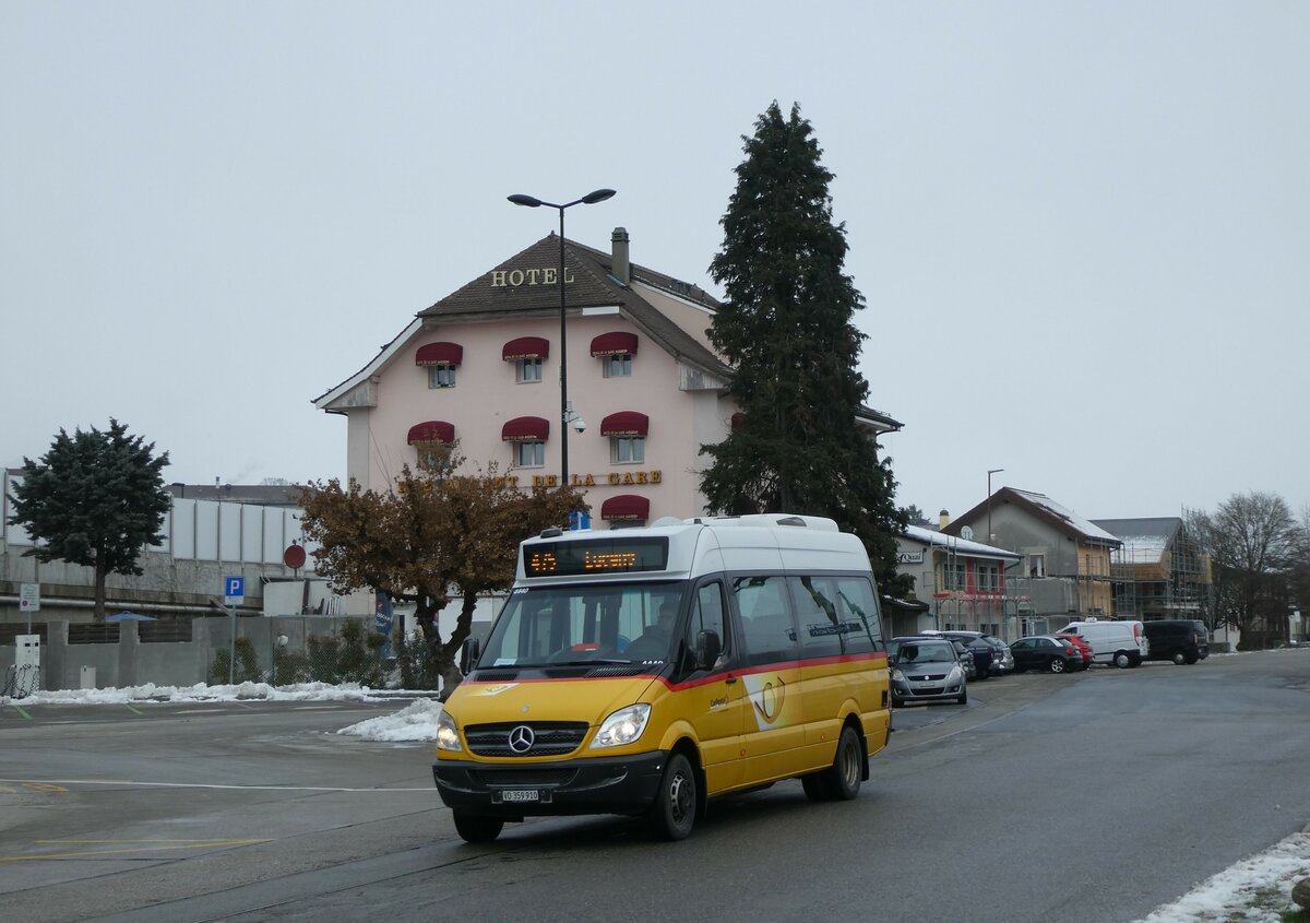 (231'144) - CarPostal Ouest - Nr. 26/VD 359'910 - Mercedes (ex Epiney, Ayer; ex PostAuto Wallis Nr. 26) am 12. Dezember 2021 beim Bahnhof Moudon