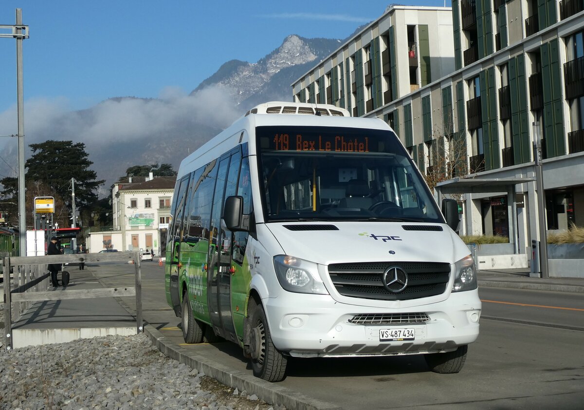 (231'457) - TPC Aigle - Nr. 604/VS 487'434 - Mercedes am 18. Dezember 2021 beim Bahnhof Aigle