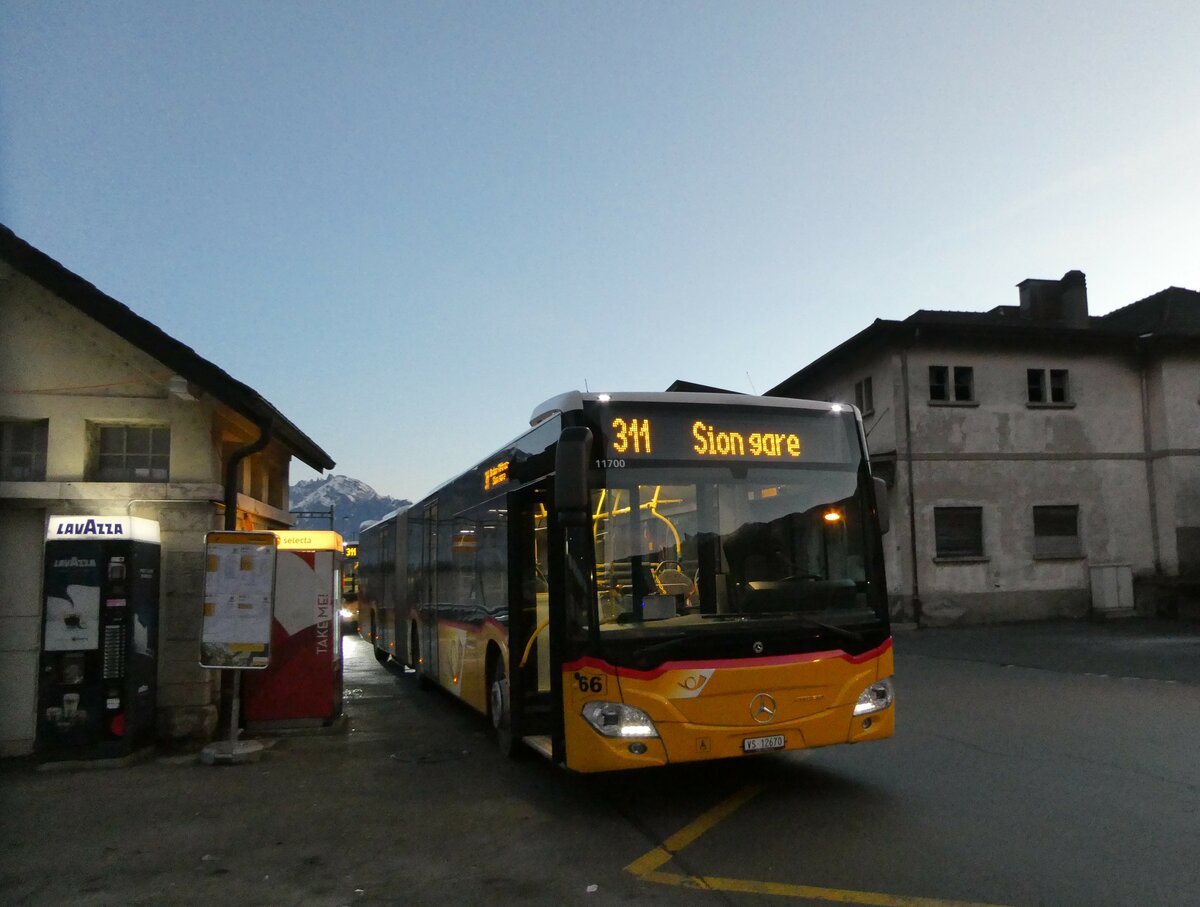 (231'603) - PostAuto Wallis - Nr. 66/VS 12'670 - Mercedes am 1. Januar 2022 beim Bahnhof Riddes