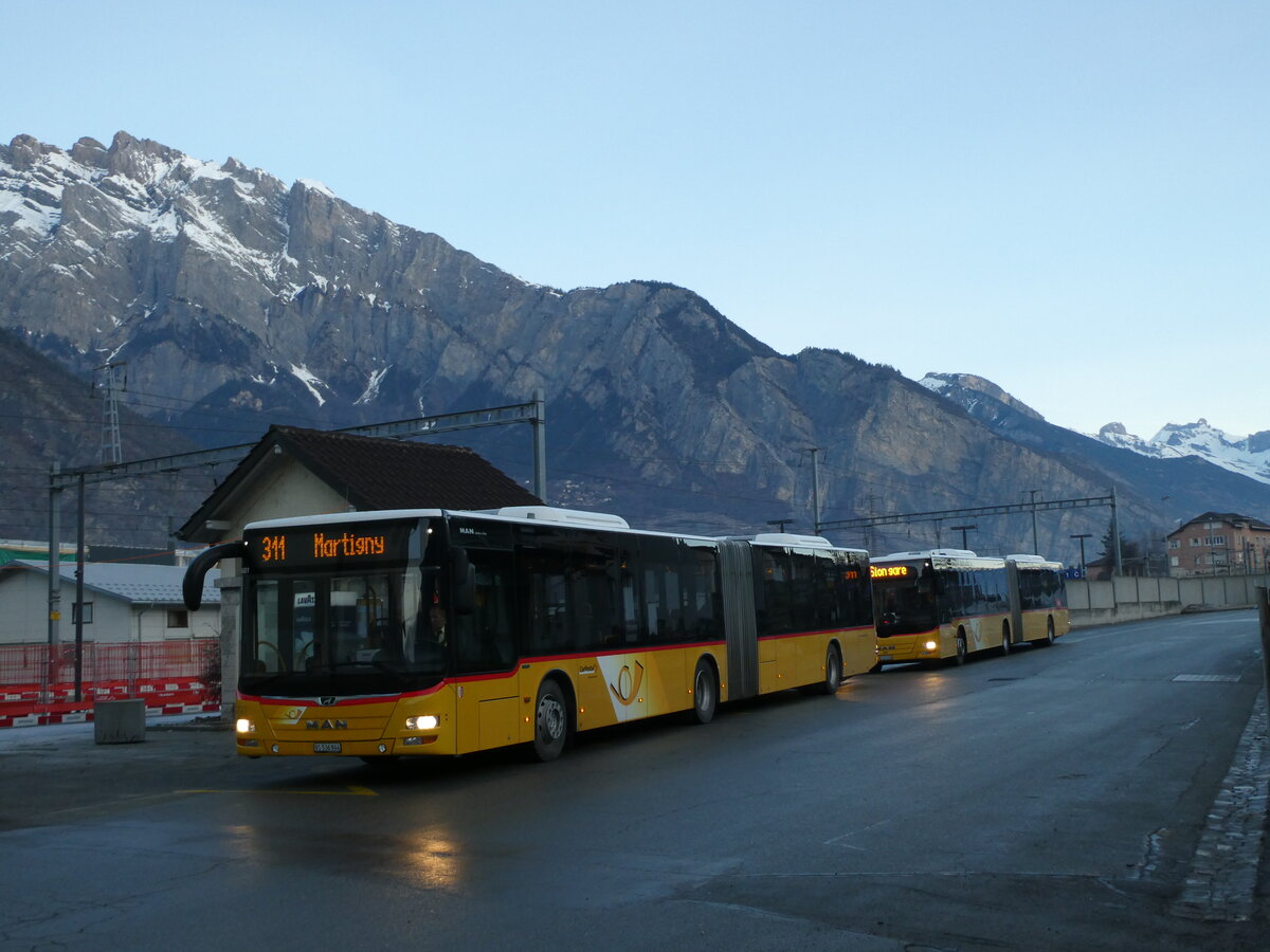 (231'606) - PostAuto Wallis - VS 536'944 - MAN (ex TMR Martigny Nr. 123) am 1. Januar 2022 beim Bahnhof Riddes