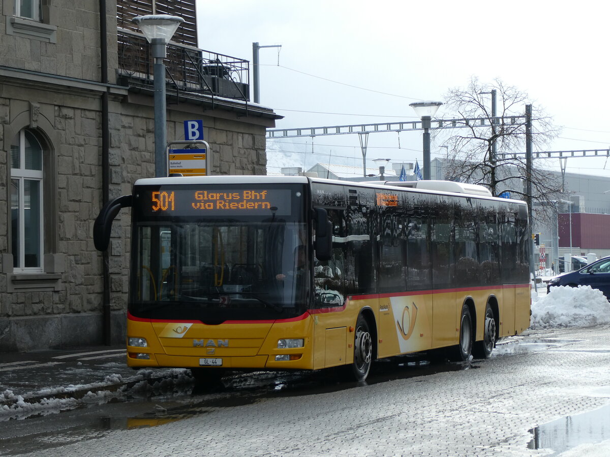 (231'966) - Niederer, Filzbach - Nr. 12/GL 44 - MAN (ex PostAuto Ostschweiz) am 10. Januar 2022 beim Bahnhof Nfels-Mollis