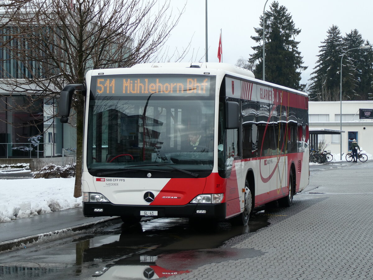 (231'979) - Niederer, Filzbach - Nr. 27/GL 41 - Mercedes am 10. Januar 2022 beim Bahnhof Nfels-Mollis