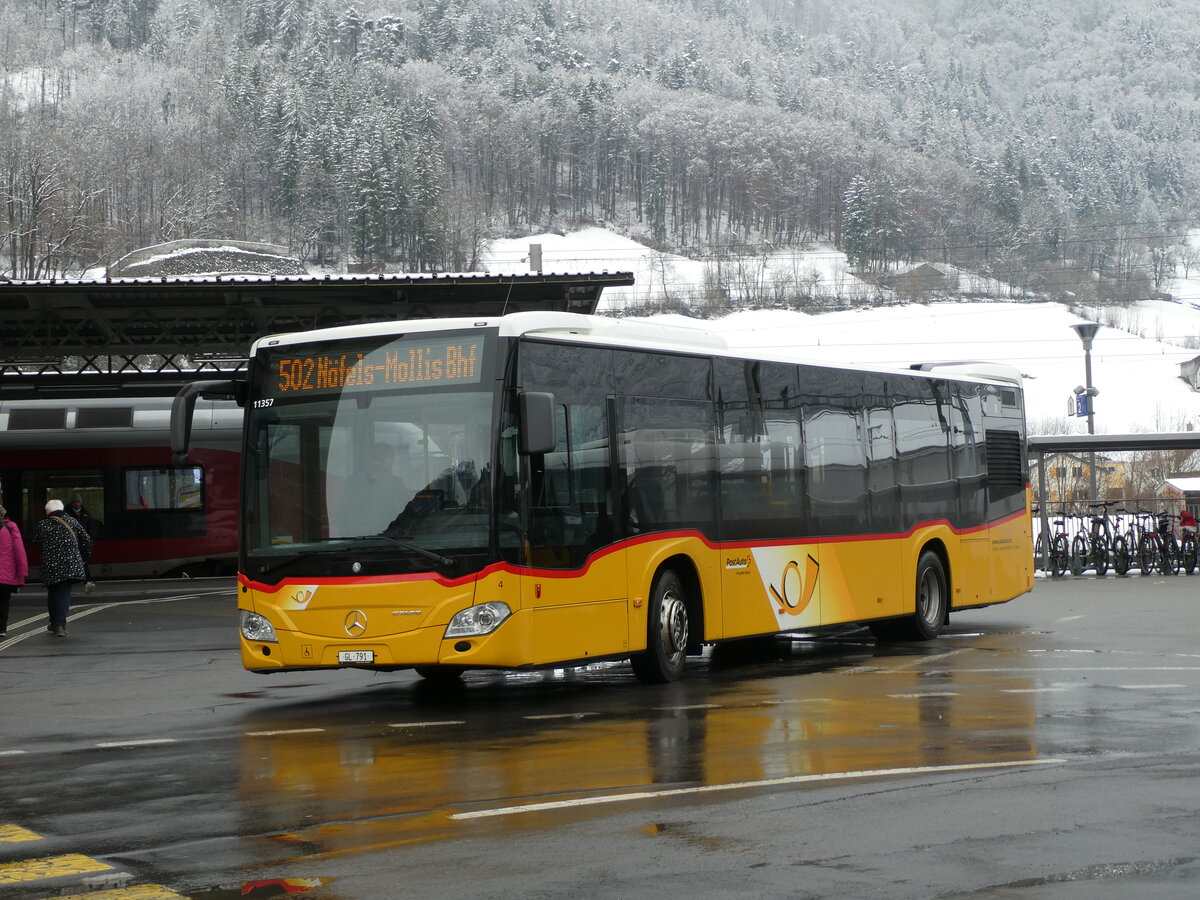 (231'986) - Niederer, Filzbach - Nr. 4/GL 791 - Mercedes am 10. Januar 2022 beim Bahnhof Glarus