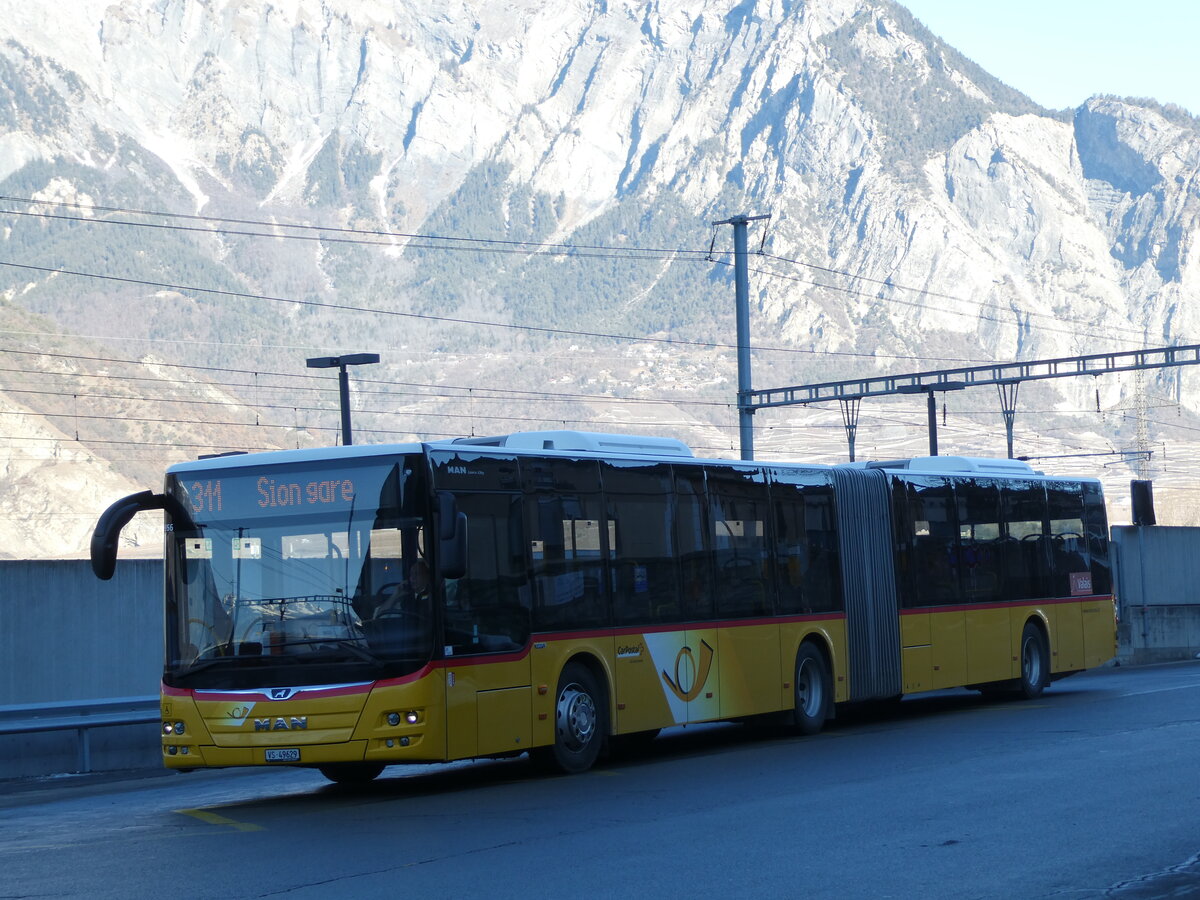 (232'072) - PostAuto Wallis - Nr. 63/VS 49'629 - MAN am 18. Januar 2022 beim Bahnhof Riddes