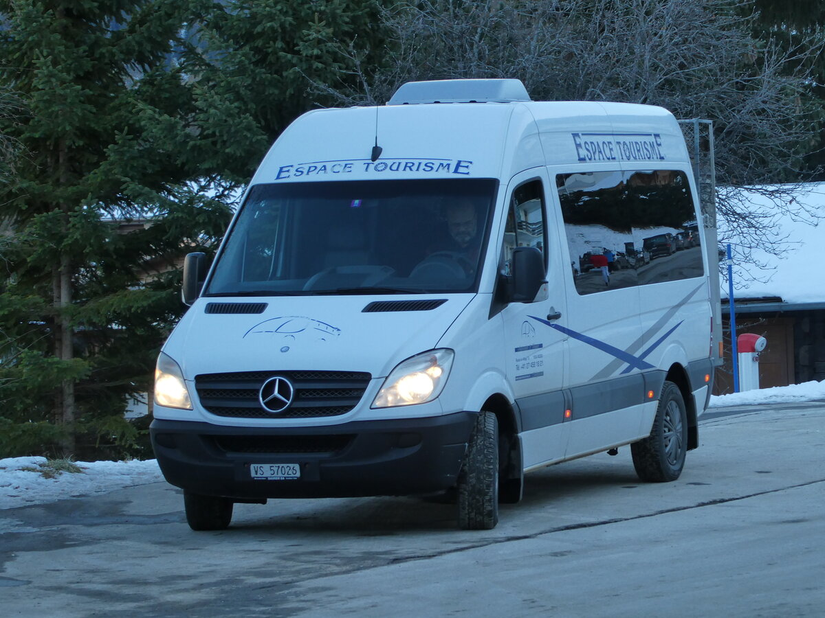 (232'140) - Espace Tourisme, Riddes - VS 57'026 - Mercedes am 19. Januar 2022 in La Tzoumaz, Tlcabine