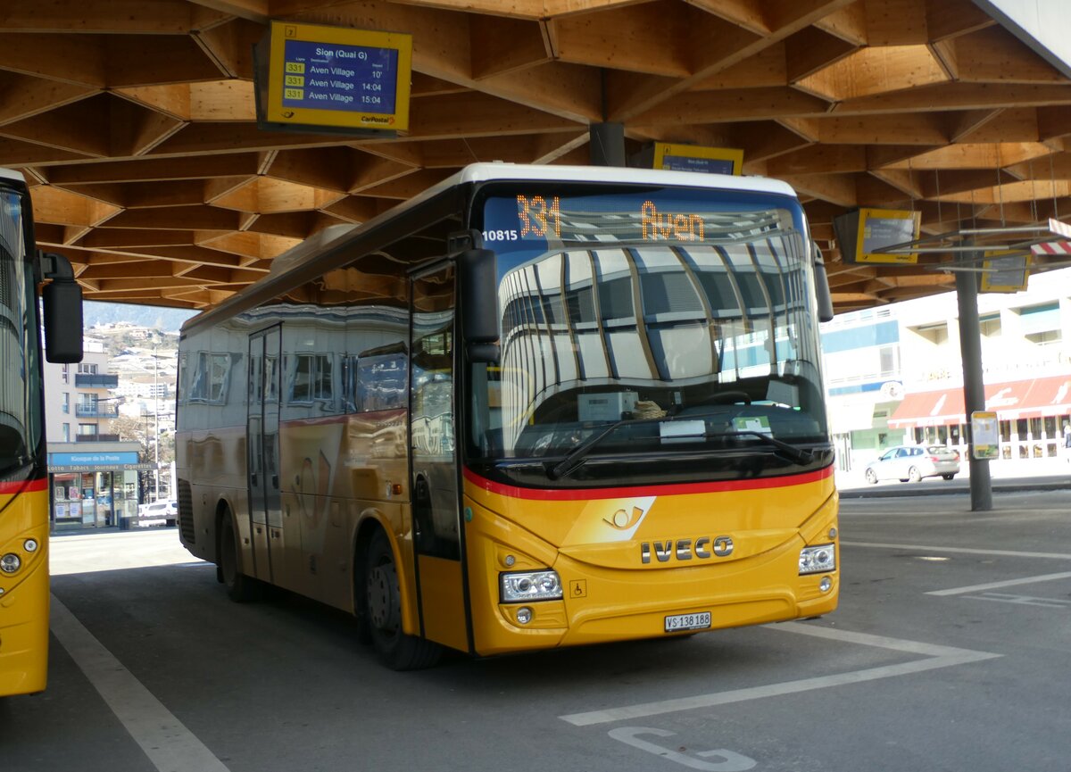 (232'234) - Evquoz, Erde - VS 138'188 - Iveco am 21. Januar 2022 beim Bahnhof Sion