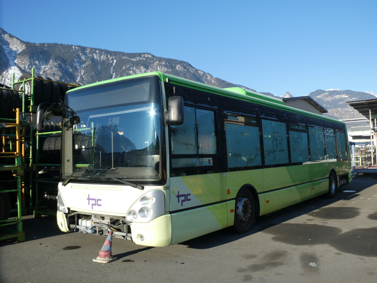 (232'325) - TPC Aigle - Nr. 300 - Irisbus am 23. Januar 2022 in Collombey, Garage