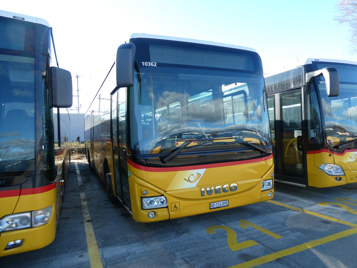 (232'511) - CarPostal Ouest - VD 114'895 - Iveco am 30. Januar 2022 in Yverdon, Garage