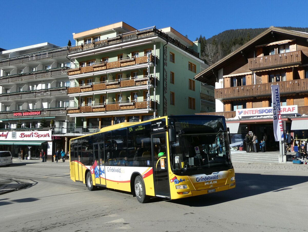 (232'876) - Grindelwaldbus, Grindelwald - Nr. 24/BE 364'408 - MAN/Gppel am 13. Februar 2022 beim Bahnhof Grindelwald