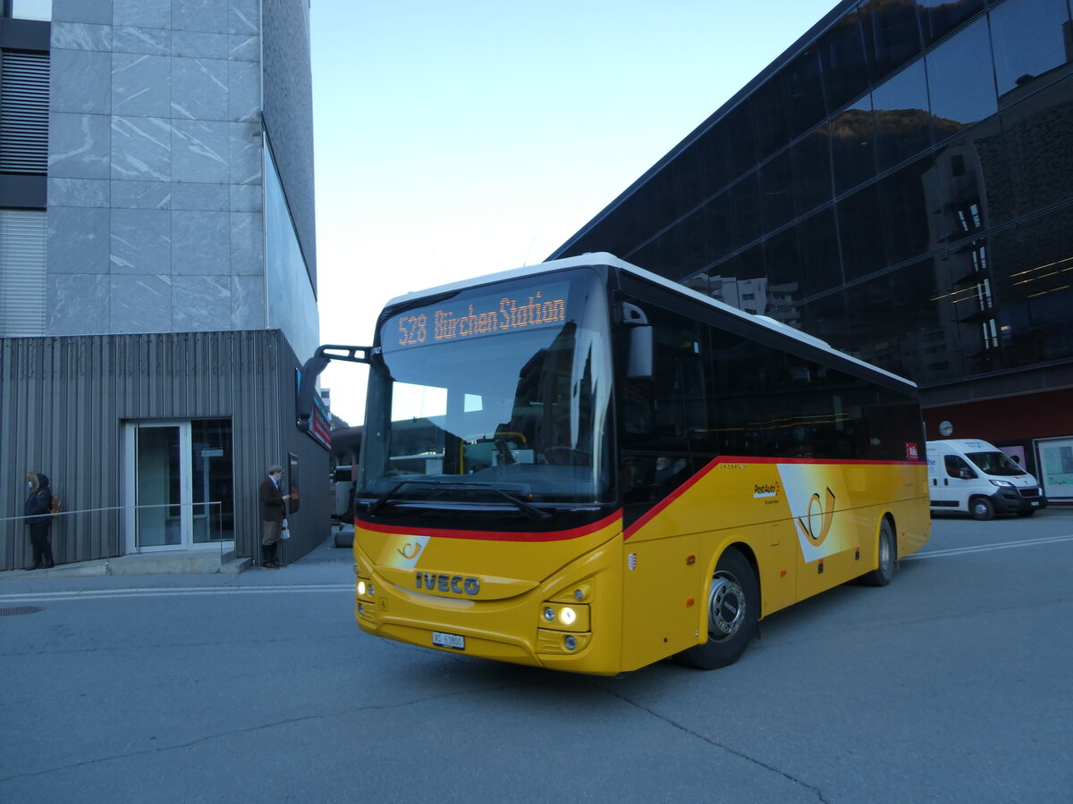 (233'118) - Autotour, Visp - VS 63'800 - Iveco am 26. Februar 2022 beim Bahnhof Visp