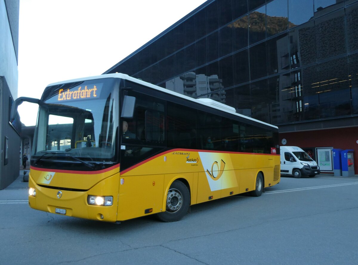 (233'123) - PostAuto Wallis - VS 354'601 - Irisbus am 26. Februar 2022 beim Bahnhof Visp