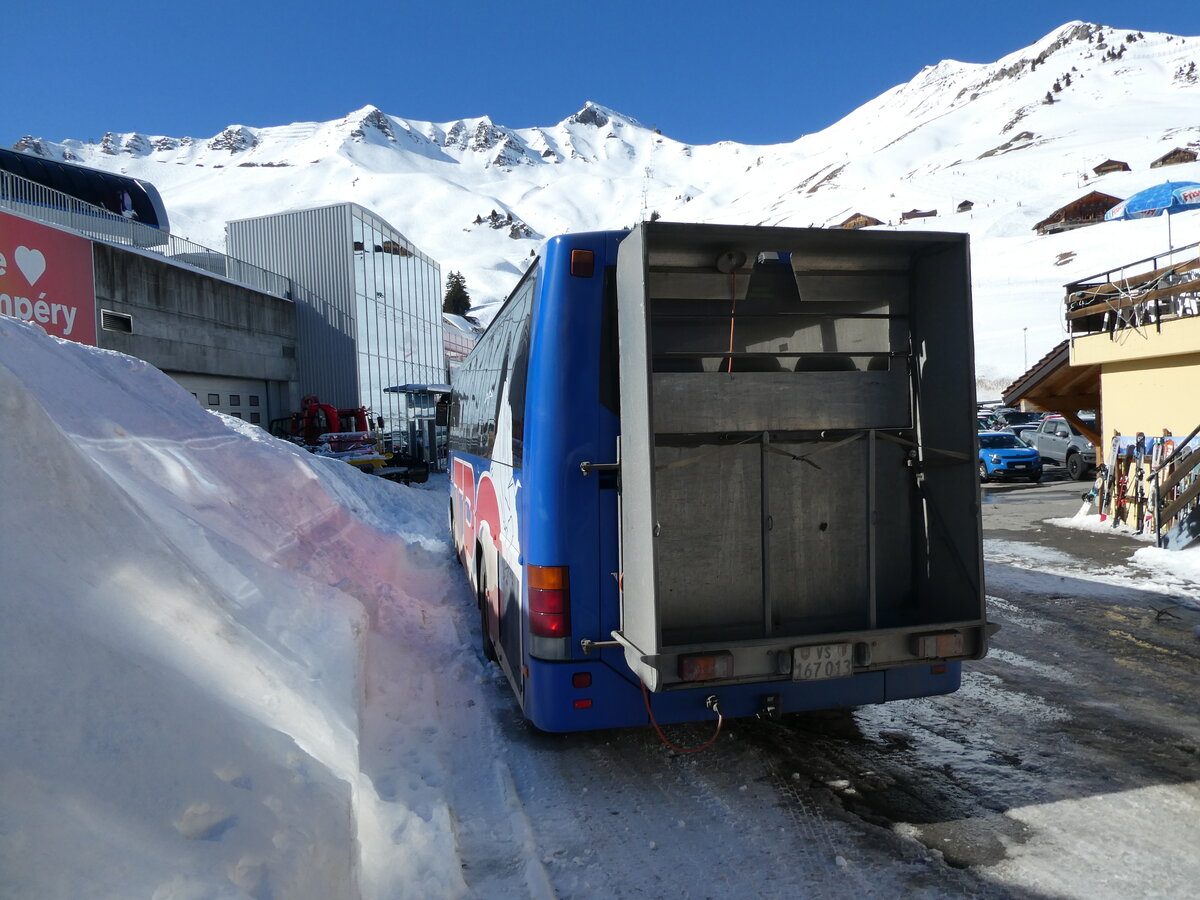 (233'205) - Nicolas, Val-d'Illiez - VS 167'013 - Volvo am 26. Februar 2022 in Les Crosets, Tlcabine