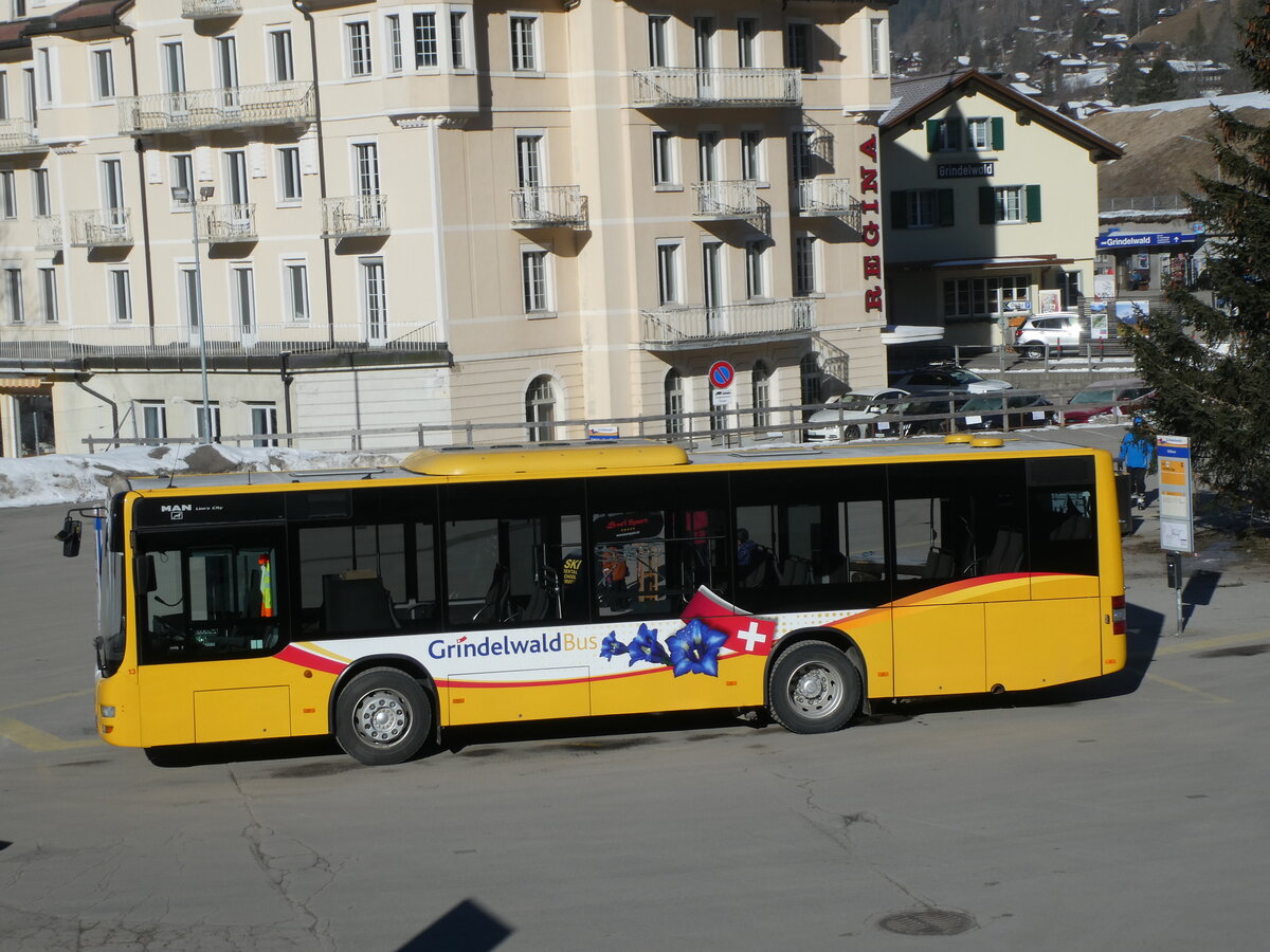 (233'234) - Grindelwaldbus, Grindelwald - Nr. 13/BE 407'170 - MAN/Gppel am 27. Februar 2022 beim Bahnhof Grindelwald