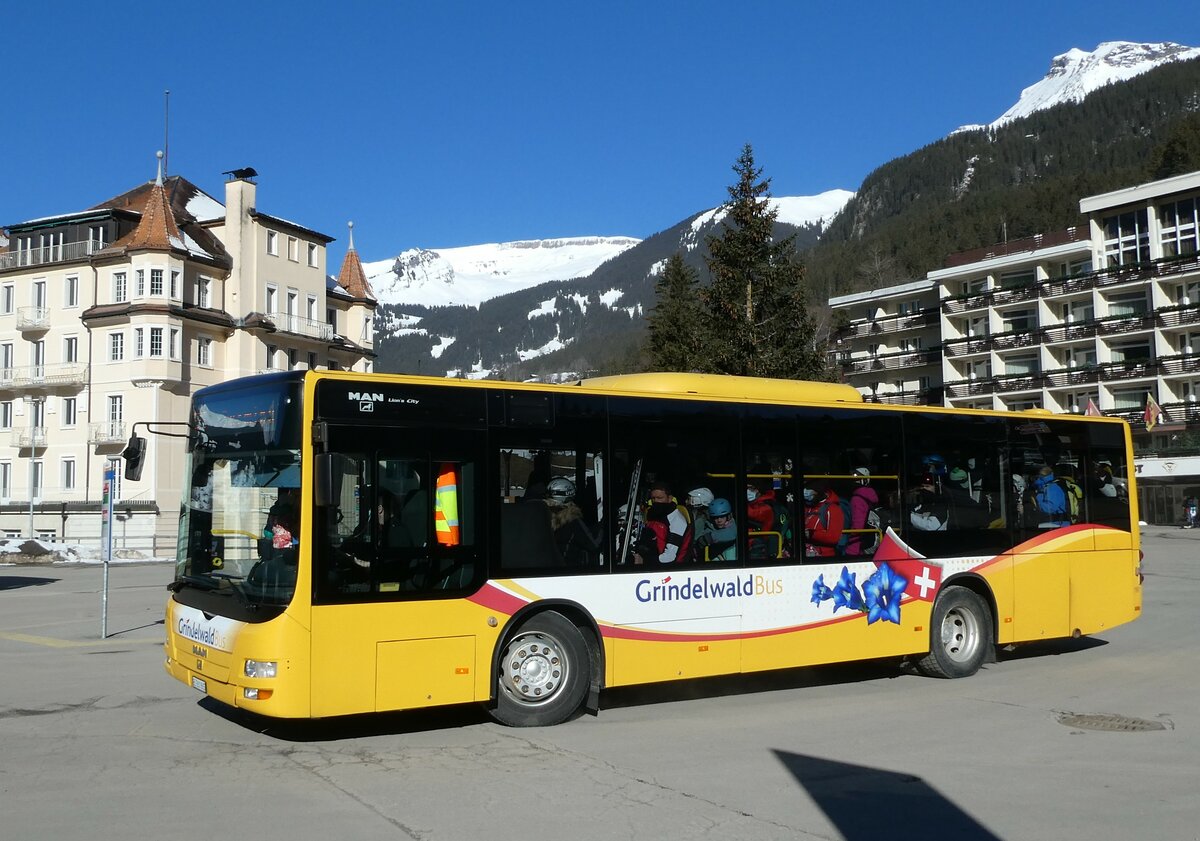 (233'245) - Grindelwaldbus, Grindelwald - Nr. 11/BE 261'865 - MAN/Gppel am 27. Februar 2022 beim Bahnhof Grindelwald