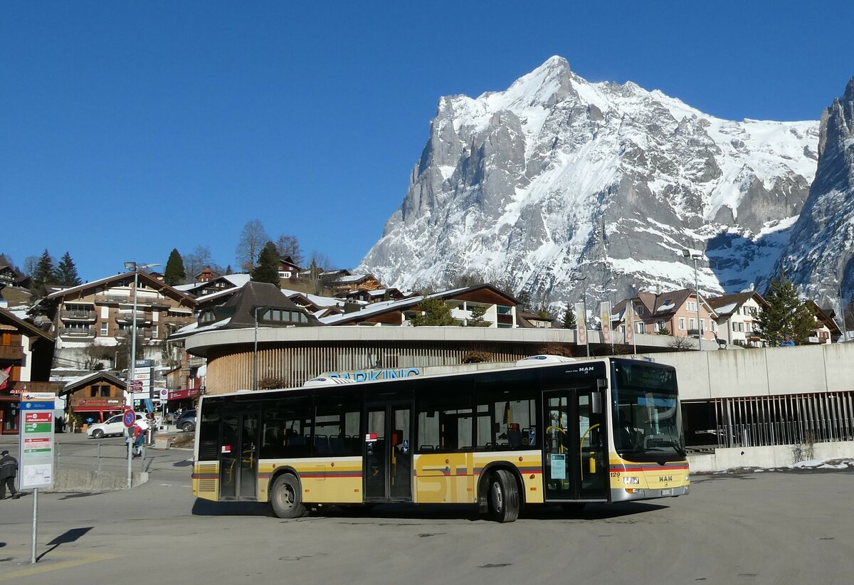 (233'296) - STI Thun - Nr. 129/BE 800'129 - MAN am 27. Februar 2022 beim Bahnhof Grindelwald (Einsatz Grindelwaldbus)