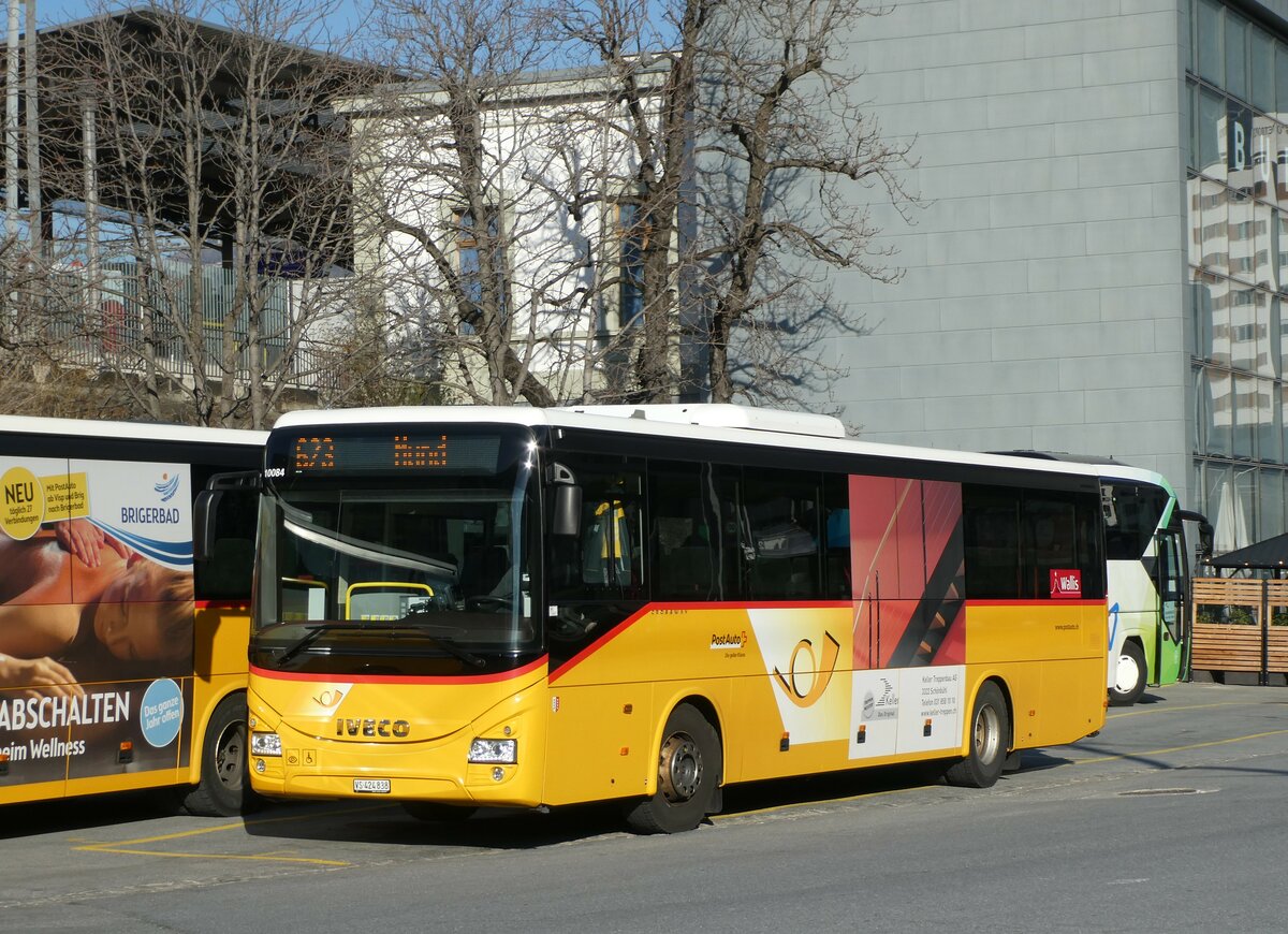 (233'489) - PostAuto Wallis - VS 424'838 - Iveco am 7. Mrz 2022 beim Bahnhof Brig