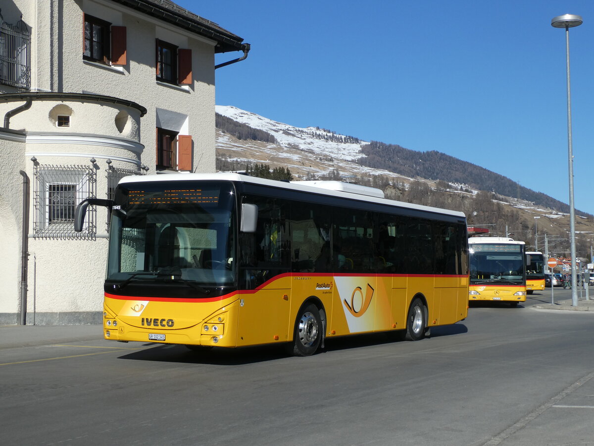 (233'707) - PostAuto Graubnden - GR 102'345 - Iveco am 10. Mrz 2022 beim Bahnhof Scuol-Tarasp