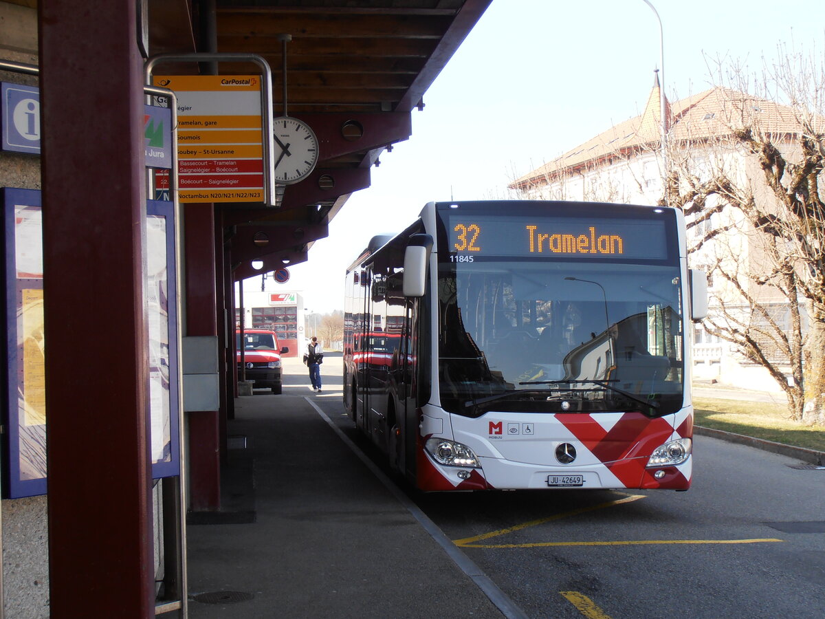 (234'067) - CarPostal Ouest - JU 42'649 - Mercedes (ex CJ Tramelan Nr. 130) am 26. Mrz 2022 beim Bahnhof Saignelgier