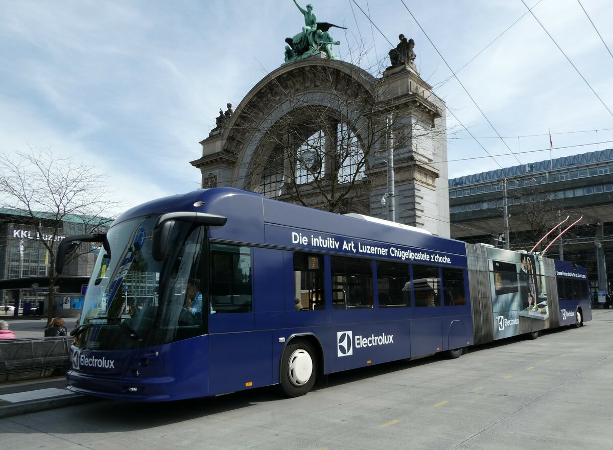 (234'465) - VBL Luzern - Nr. 413 - Hess/Hess Doppelgelenktrolleybus am 11. April 2022 beim Bahnhof Luzern