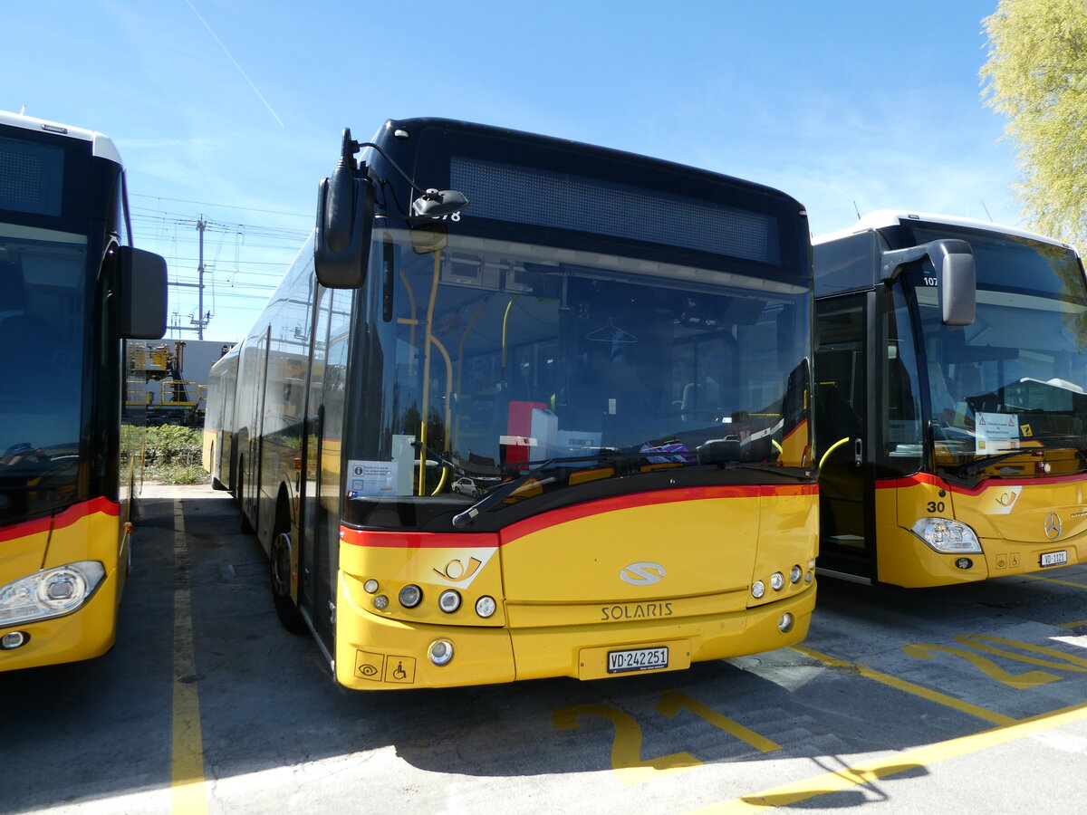 (234'736) - CarPostal Ouest - VD 242'251 - Solaris (ex TPB, Sdeilles) am 18. April 2022 in Yverdon, Garage