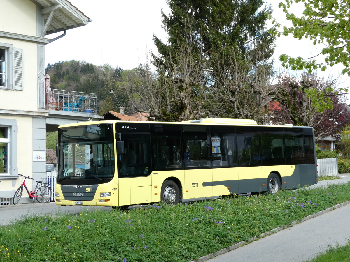 (234'857) - STI Thun - Nr. 401/BE 849'401 - MAN am 26. April 2022 beim Bahnhof Wimmis