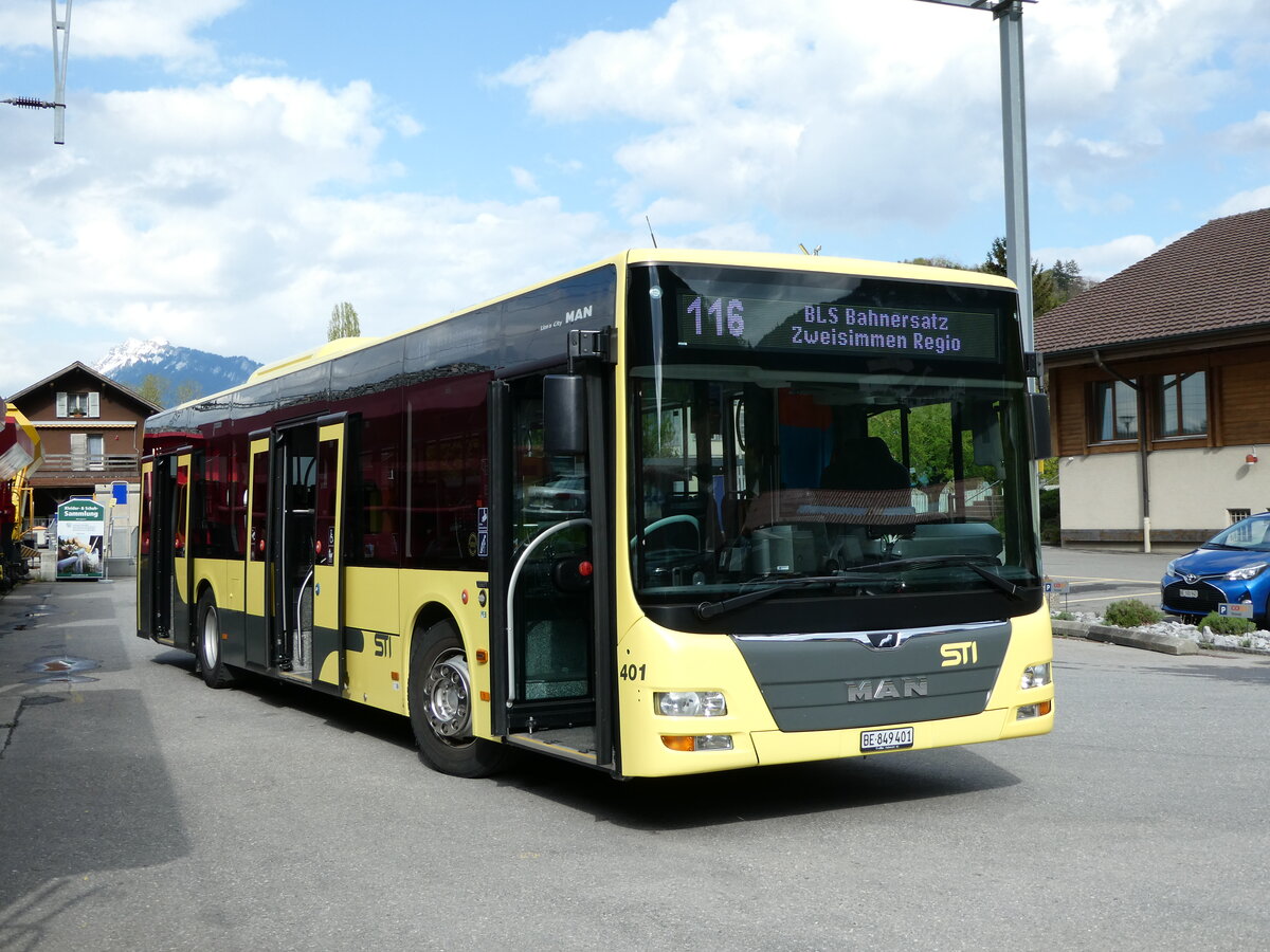 (234'864) - STI Thun - Nr. 401/BE 849'401 - MAN am 26. April 2022 beim Bahnhof Wimmis