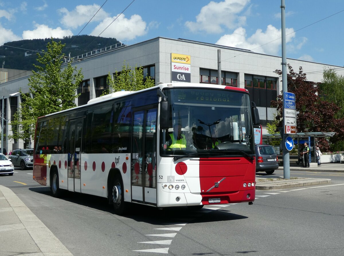 (234'932) - TPF Fribourg - Nr. 52/FR 300'220 - Volvo am 30. April 2022 beim Bahnhof Vevey