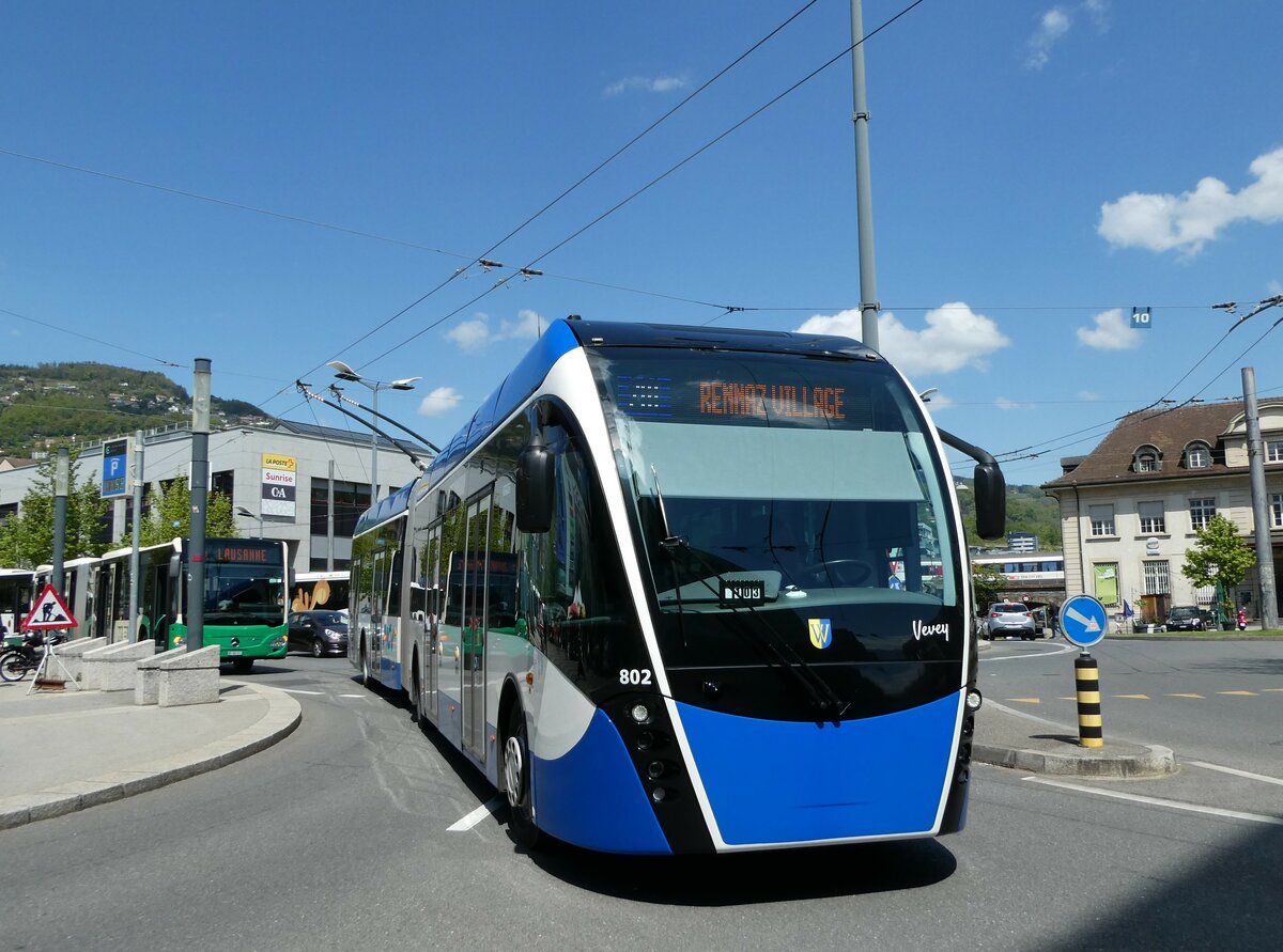(234'965) - VMCV Clarens - Nr. 802 - Van Hool Gelenktrolleybus am 30. April 2022 beim Bahnhof Vevey