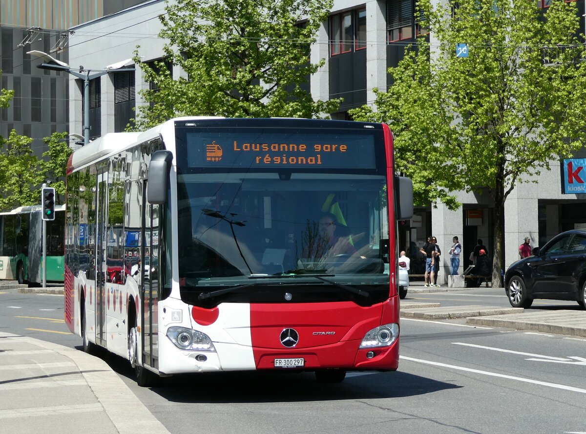 (234'969) - TPF Fribourg - Nr. 1041/FR 300'297 - Mercedes am 30. April 2022 beim Bahnhof Vevey