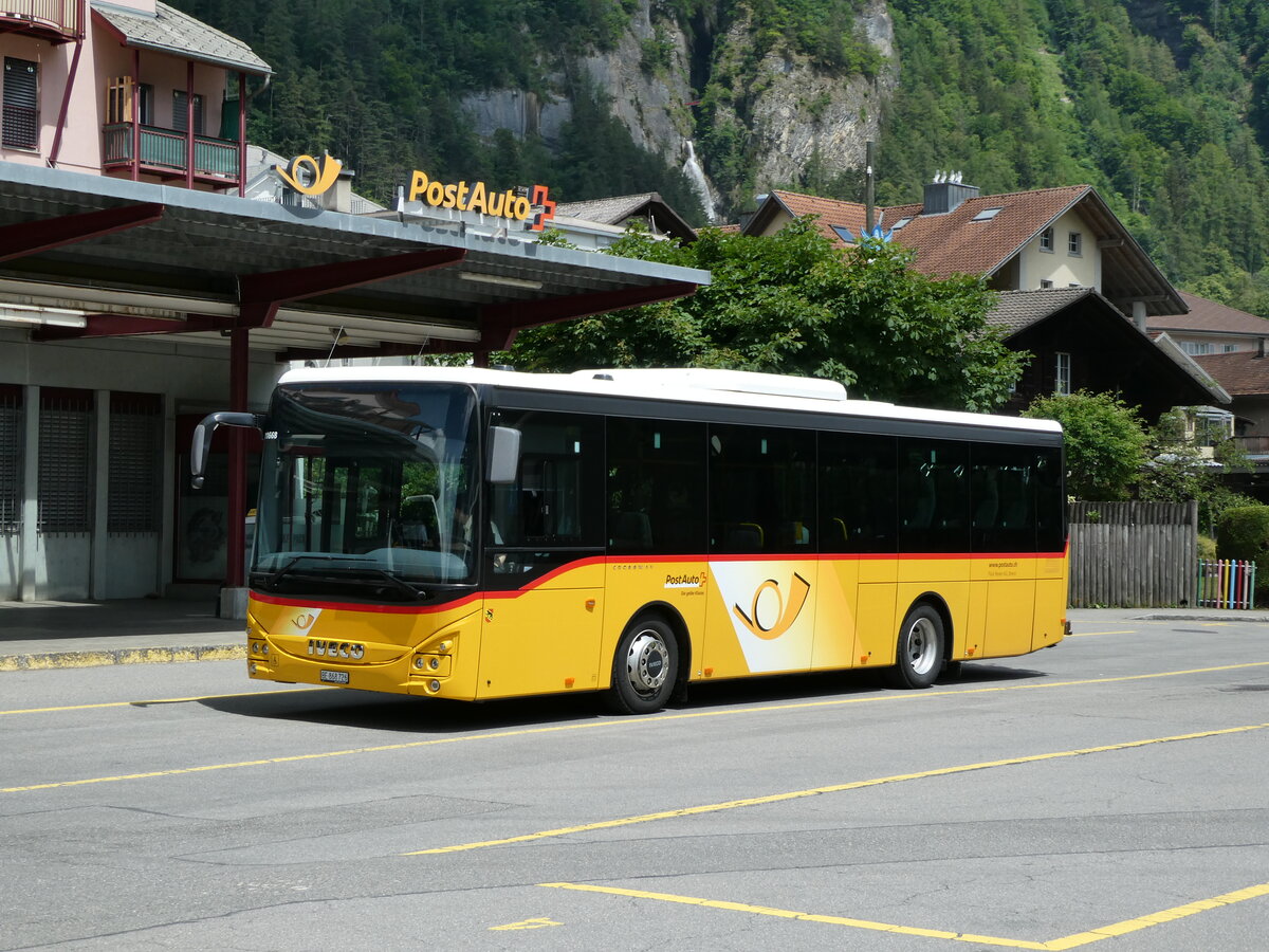 (236'717) - Flck, Brienz - Nr. 26/BE 868'726 - Iveco am 4. Juni 2022 in Meiringen, Postautostation