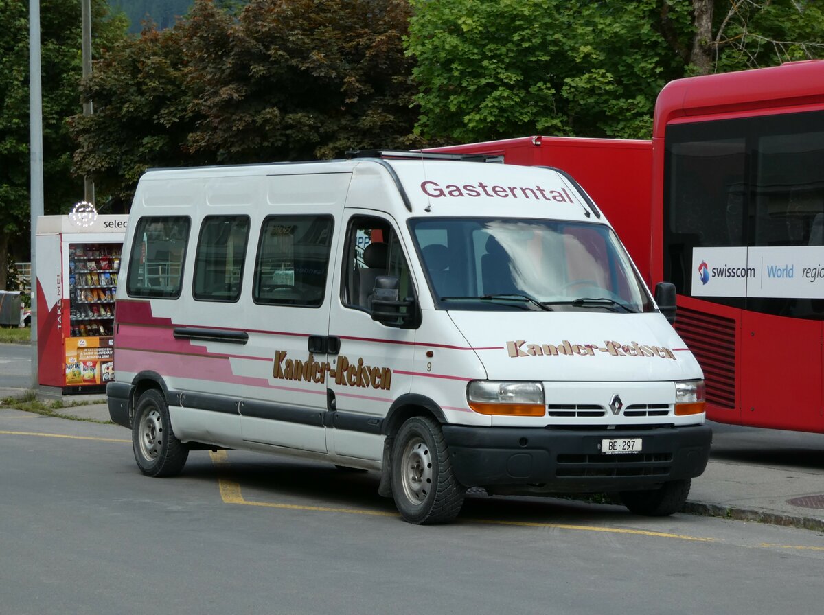 (237'318) - Kander-Reisen, Frutigen - Nr. 9/BE 297 - Renault am 19. Juni 2022 beim Bahnhof Kandersteg