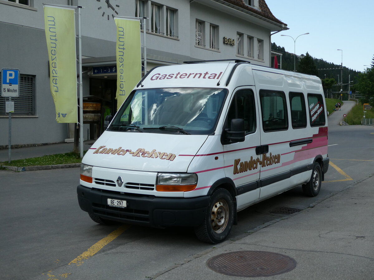 (237'324) - Kander-Reisen, Frutigen - Nr. 9/BE 297 - Renault am 19. Juni 2022 beim Bahnhof Kandersteg