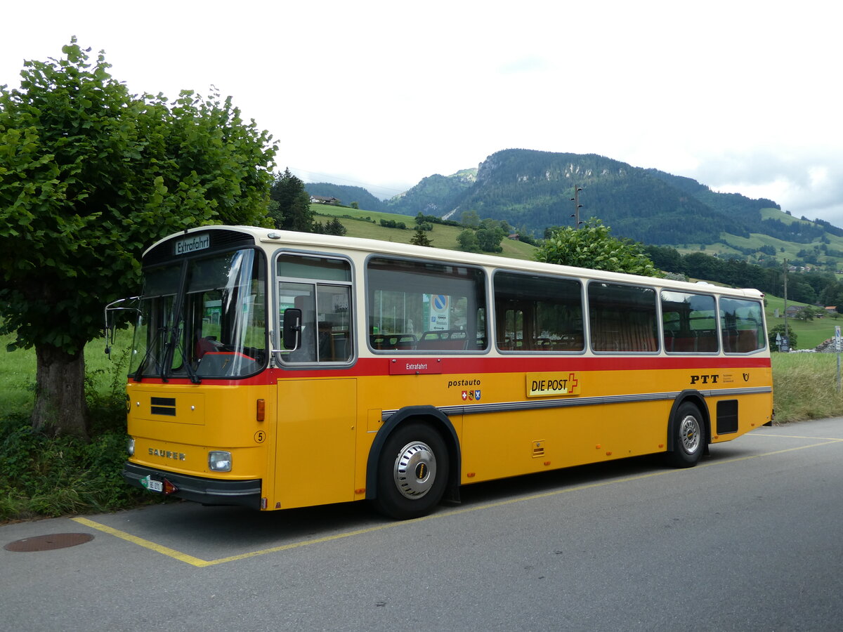 (237'501) - Bachmann, Niedernz - Nr. 5/BE 271 - Saurer/Tscher (ex Wthrich, Ursenbach; ex Schrch, Gutenburg Nr. 5; ex Engeloch, Riggisberg Nr. 5; ex P 25'668) am 25. Juni 2022 beim Bahnhof Mlenen