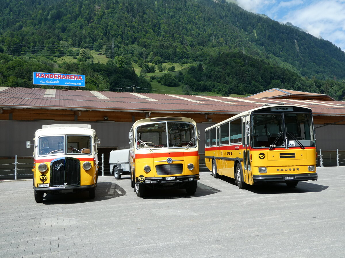 (237'594) - Schmid, Thrishaus - Nr. 3/BE 26'760 - Saurer/Gangloff (ex Geiger, Adelboden Nr. 3) + Nr. 9/BE 26'105 - Saurer/R&J (ex Geiger, Adelboden Nr. 9) + BE 26'206 - Saurer/Tscher (ex P 24'244) am 26. Juni 2022 in Mlenen, Kanderarena