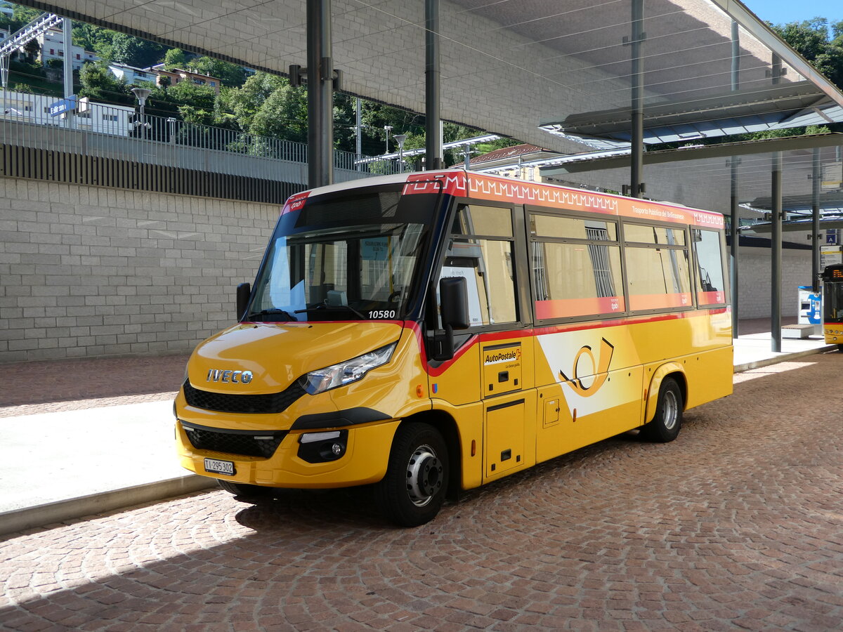 (237'932) - AutoPostale Ticino - TI 295'302 - Iveco/Sitcar am 10. Juli 2022 beim Bahnhof Bellinzona