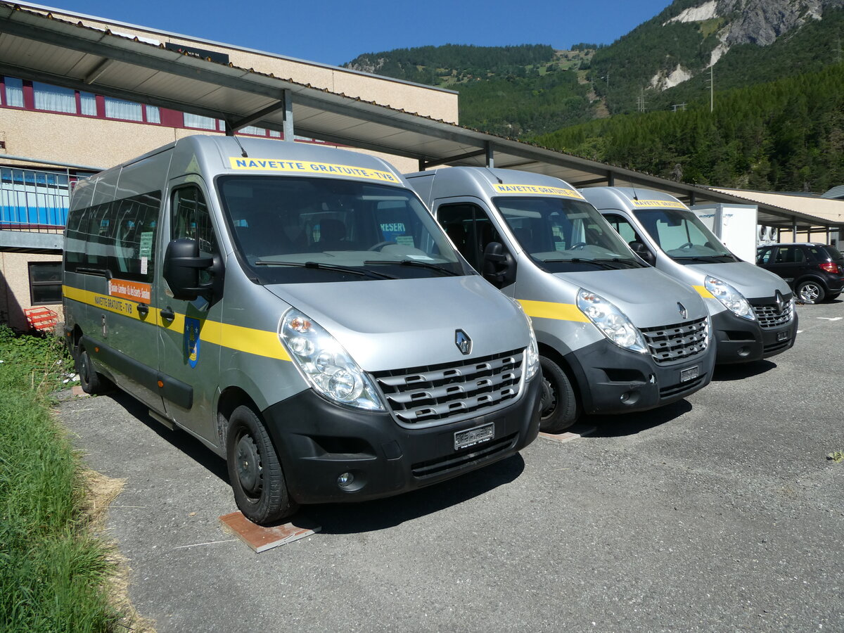 (238'101) - TVB Verbier - Renault am 16. Juli 2022 in Sembrancher, Parkplatz