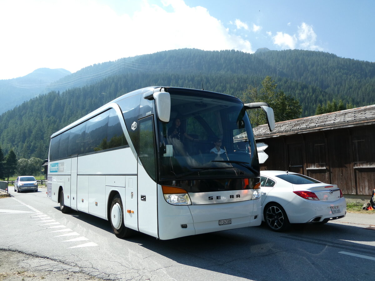 (238'378) - Romantic Tour, Montagnola - TI 247'005 - Setra am 24. Juli 2022 beim Bahnhof Ulrichen