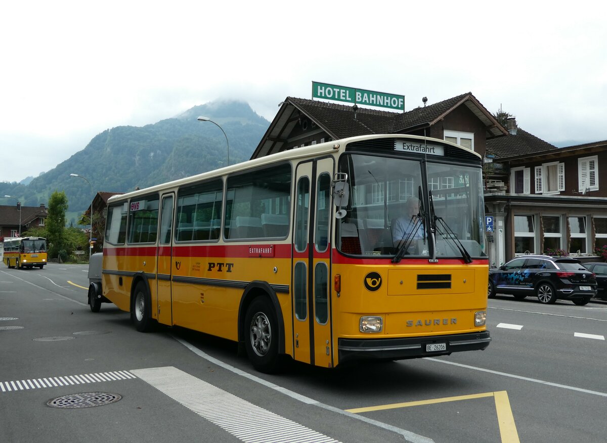 (239'807) - Schmid, Thrishaus - BE 26'206 - Saurer/Tscher (ex P 24'244) am 28. August 2022 beim Bahnhof Giswil