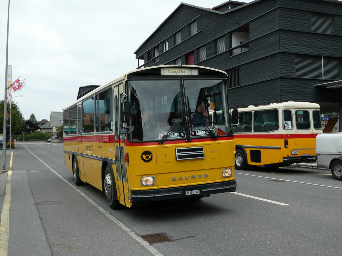 (239'817) - Ackermann, Landquart - GR 106'362 - Saurer/R&J (ex Fssler, Unteriberg; ex Schrch, Gutenburg Nr. 6; ex P 24'358) am 28. August 2022 in Giswil, Hotel Bahnhof