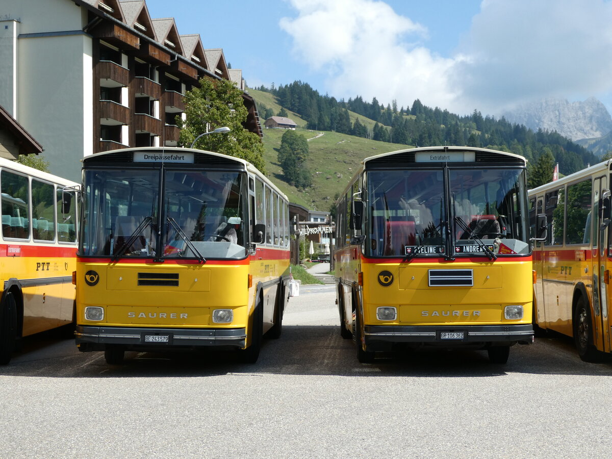 (239'855) - Krummenacher, Zillis - Nr. 74/BE 243'579 - Saurer/R&J (ex AVG Meiringen Nr. 74; ex PostAuto Berner Oberland; ex P 24'357) + Ackermann, Landquart - GR 106'362 - Saurer/R&J (ex Fssler, Unteriberg; ex Schrch, Gutenburg Nr. 6; ex P 24'358) am 28. August 2022 in Srenberg, Platz